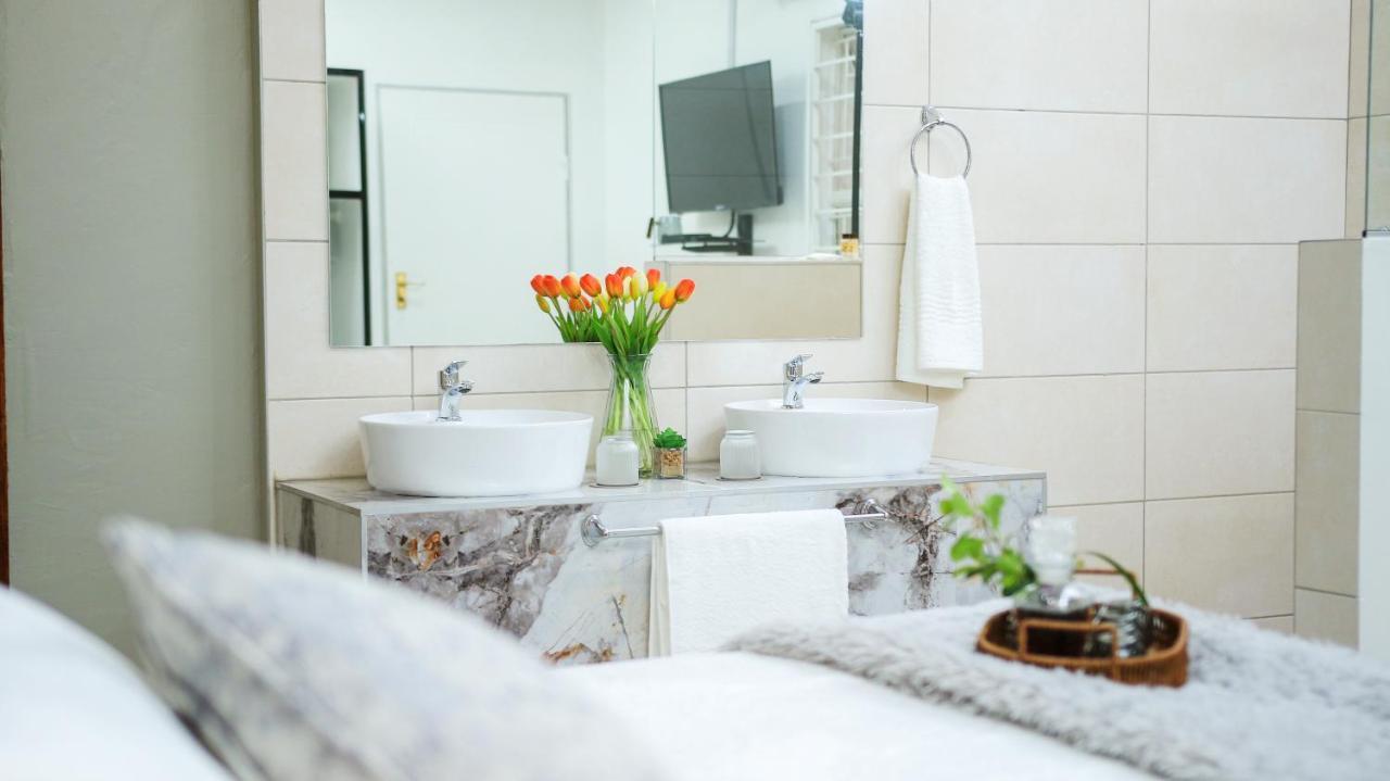 Jose Guesthouse Кемптън Парк Екстериор снимка