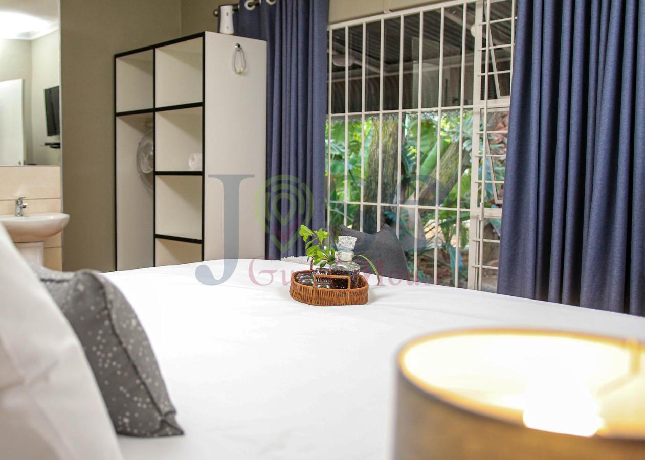 Jose Guesthouse Кемптън Парк Екстериор снимка
